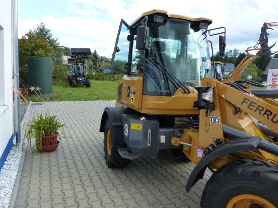 Preview: Radlader 3,0 t Hubkraft von der rechten Seite - Radlader neu kaufen