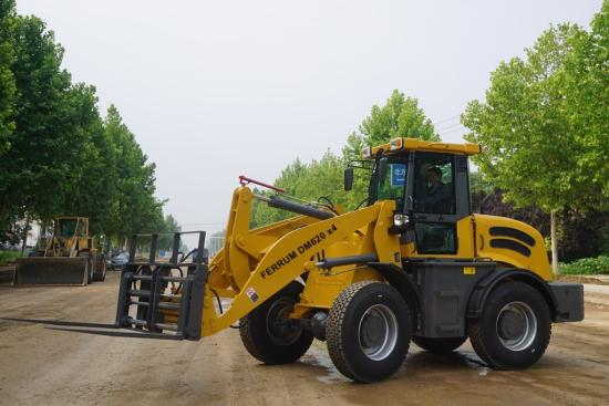 Preview: Radlader Ferrum DM625 x4 2,5Tonnen Hubkraft mit hydraulisch verstellbarer Palettengabel