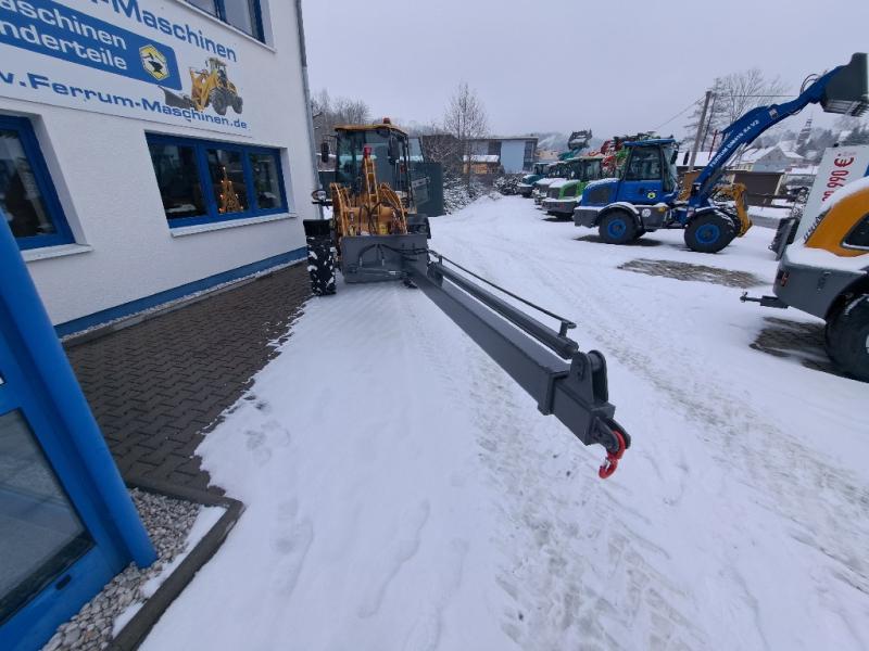 hydraulisch ausfahrbarer Kranarm mit Schwenkfunktion für Hoflader / Radlader von Ferrum Maschinen an Radlader FERRUM DM430 x4 DLZ von vorne 1024px