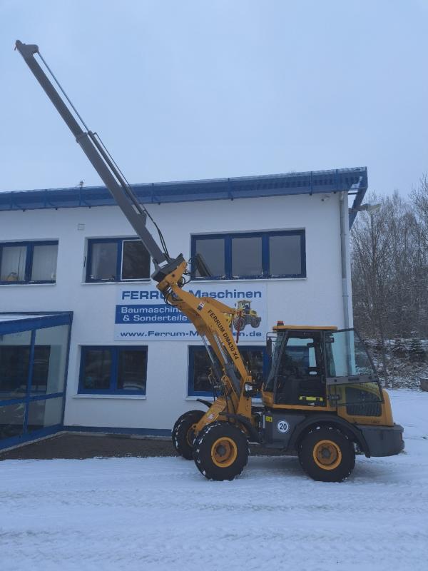 hydraulisch ausfahrbarer Kranarm mit Schwenkfunktion für Hoflader / Radlader von Ferrum Maschinen an Radlader FERRUM DM430 x4 DLZ nach oben 1024px